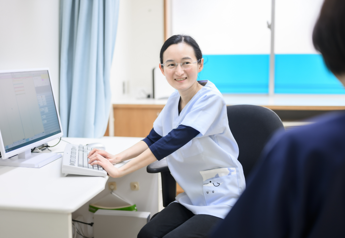 女性の小児科専門医が診療