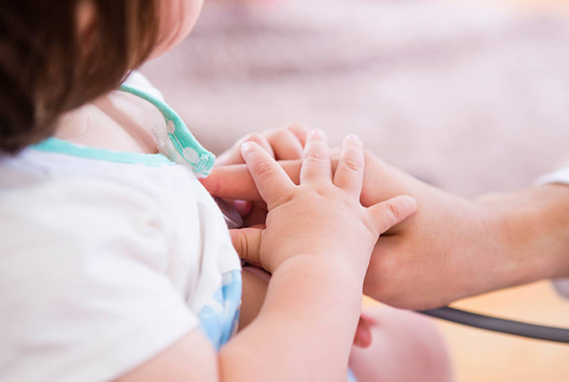 聴診器に手を当てる女の子